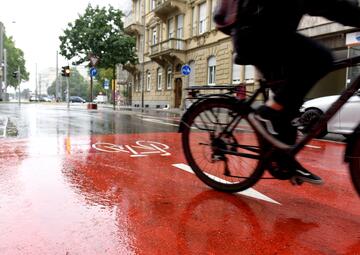 Vergrößerte Ansicht von Die Berliner Straße ist eine vielbefahrene Hauptradroute und verbindet im Mannheimer Radverkehrsnetz den Hauptbahnhof und Wasserturm mit dem Neckartalradweg sowie den nördlichen Stadtteilen. Im Zuge des Ausbaus und der Optimierung des stadtweiten Radnetzes wurde die Berliner Straße von 2017 bis 2019 in zwei Bauabschnitten saniert, der Verkehrsraum neu geordnet und vor allem zu einer Fahrradstraße umgebaut, mit neuer Verkehrsführung, optimierten Kreuzungsbereichen und neuen Markierungen.
