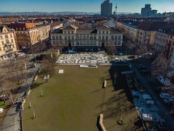 Vergrößerte Ansicht von Der Neumarkt ist das neue grüne Wohnzimmer im dichtbebauten Stadtquartier Neckarstadt-West. Er wurde von 2019 bis Ende 2022 im Rahmen der Lokalen Stadterneuerung (LOS) unter Einbeziehung der Bürgerschaft umgestaltet.