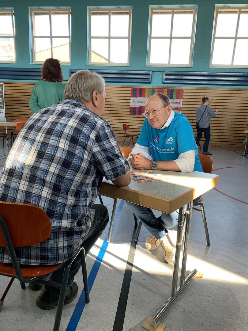 Freiwilligentage 2024: OB Specht im Gespräch bei Schönau spricht