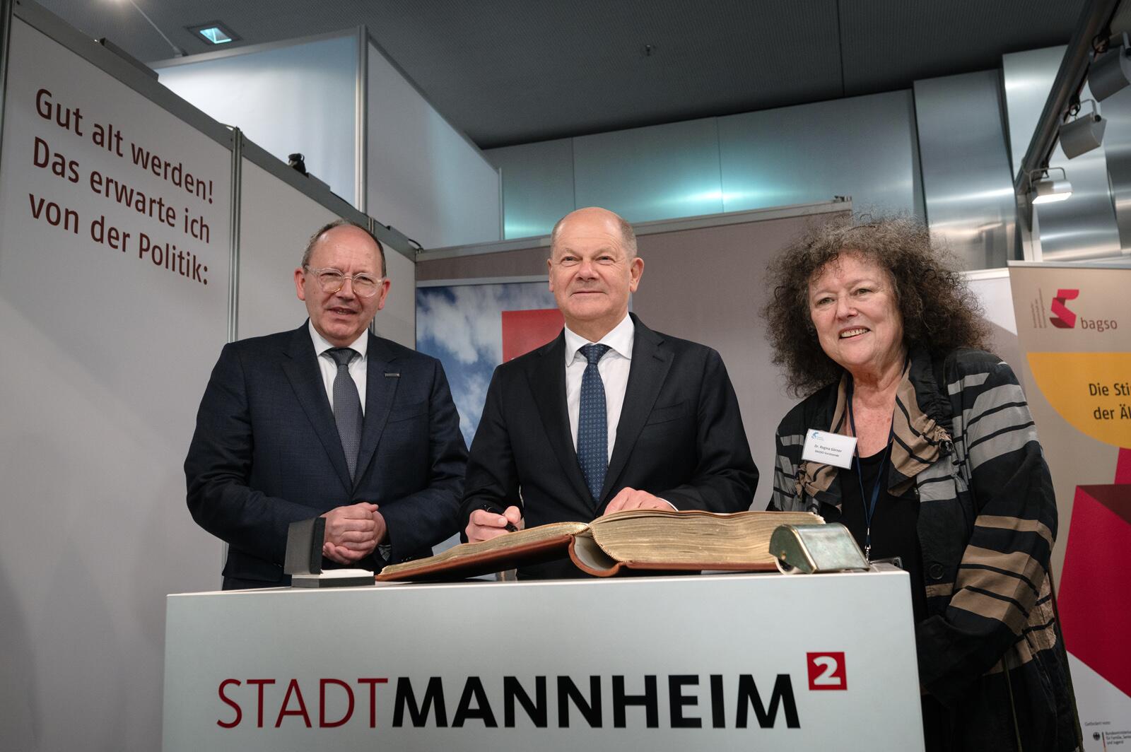 Bundeskanzler Olaf Scholz trägt sich in das Goldene Buch ein