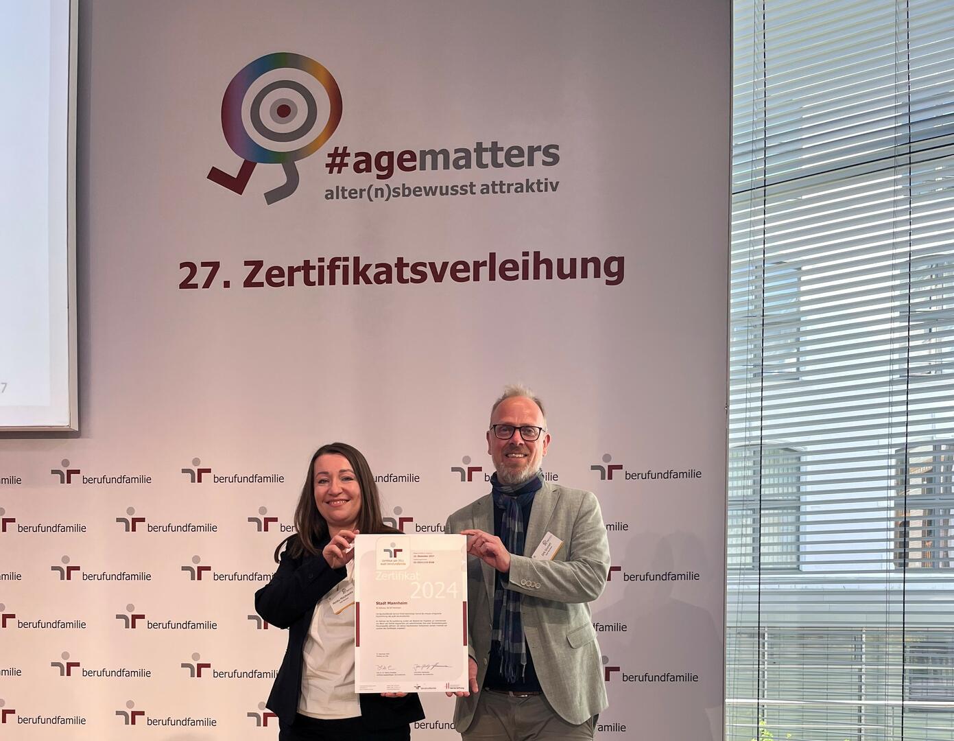 Bürgermeister Dirk Grunert und audit Projektleitung der Stadt Mannheim, Monika Mieczkowska