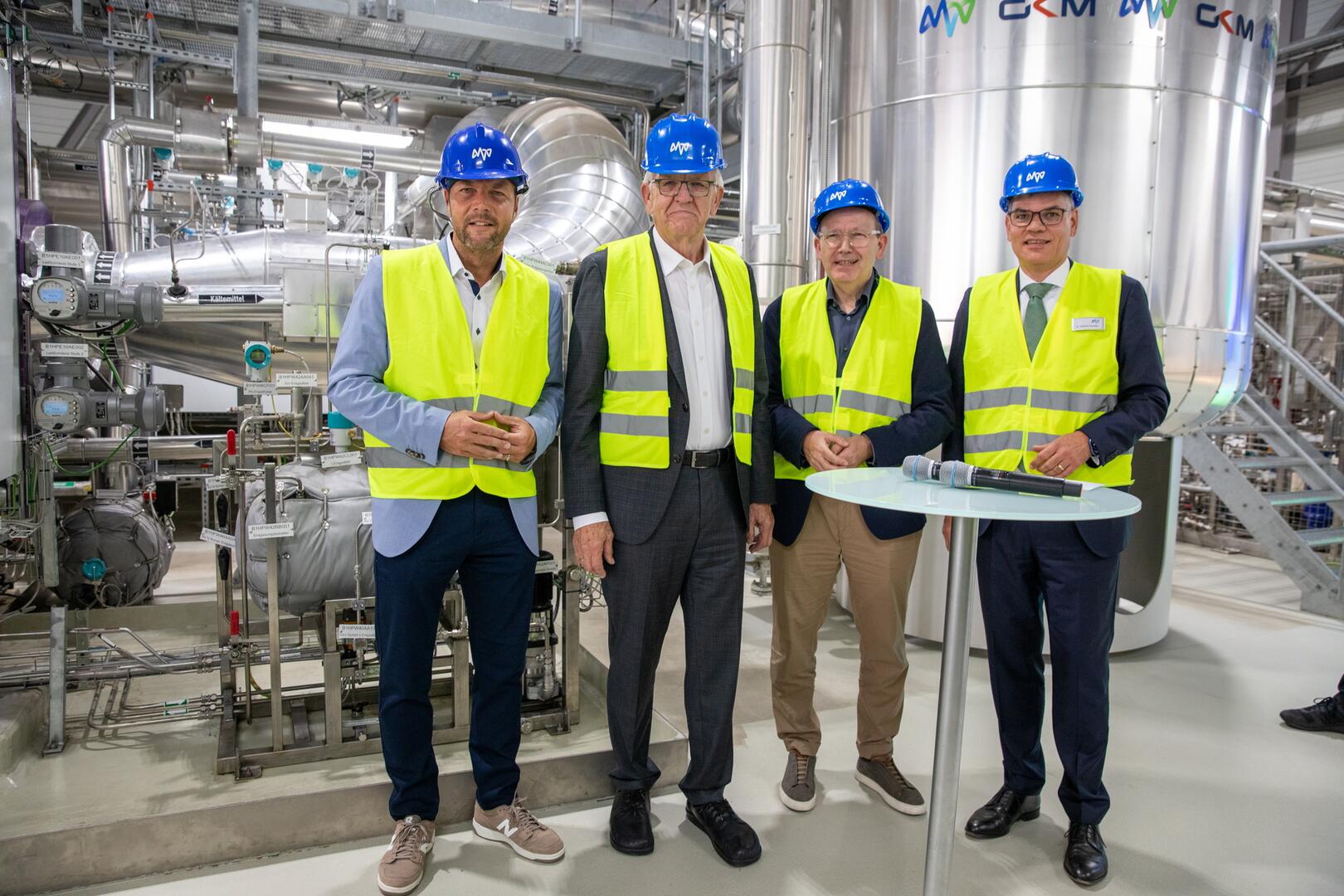 Ministerpräsident Winfried Kretschmann besucht erste Flusswärmepumpe von MVV in Mannheim