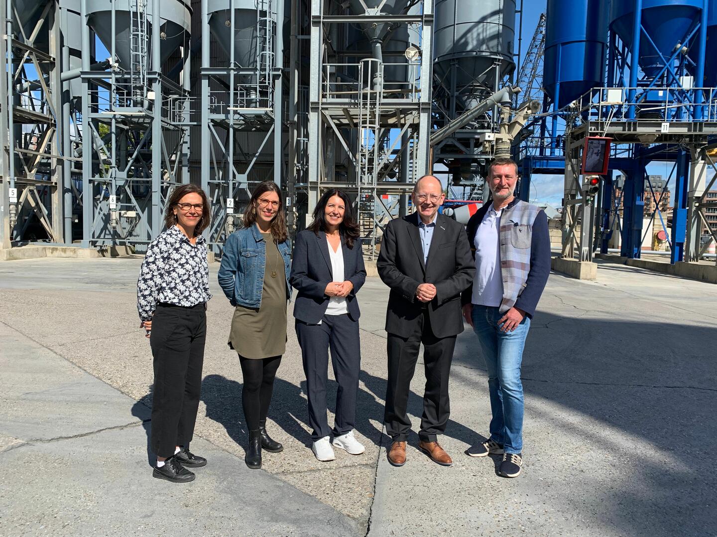 v.l. Wiebke Zuschlag (Leitung Klimaschutz und Bauen der Bauwirtschaft Baden-Württemberg e.V.), Kea Vehnekamp und Judith Geiser (Local Green Deal), Oberbürgermeister Christian Specht und Joachim Gilles (Geschäftsführer TBS Transportbeton GmbH und Co. KG)