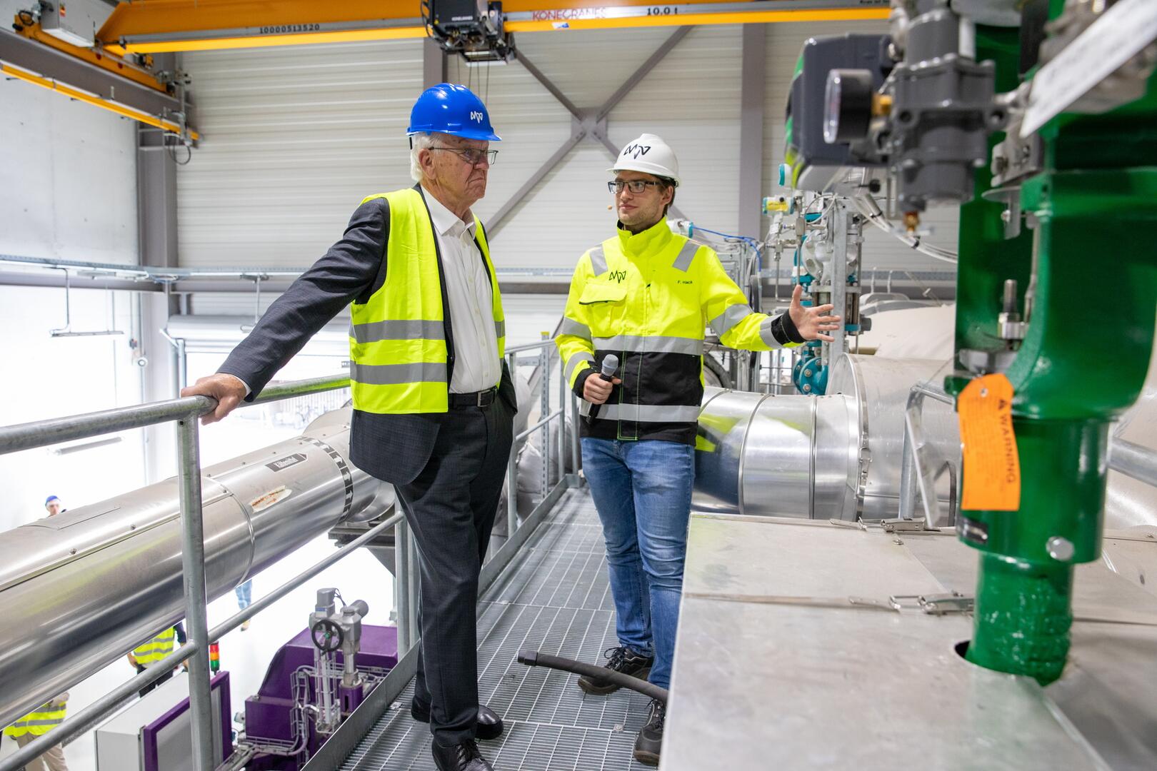 Ministerpräsident Winfried Kretschmann besucht erste Flusswärmepumpe von MVV in Mannheim (02)