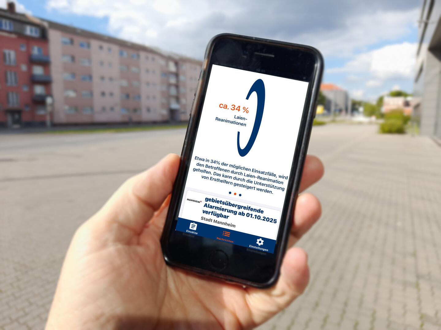 Eine Hand hält ein Handy. Auf dem Bildschirm ist die App Katretter zu sehen. Ein Text besagt, dass die gebietsübergreifende Alarmierung ab 01.10.2025 verfügbar ist
