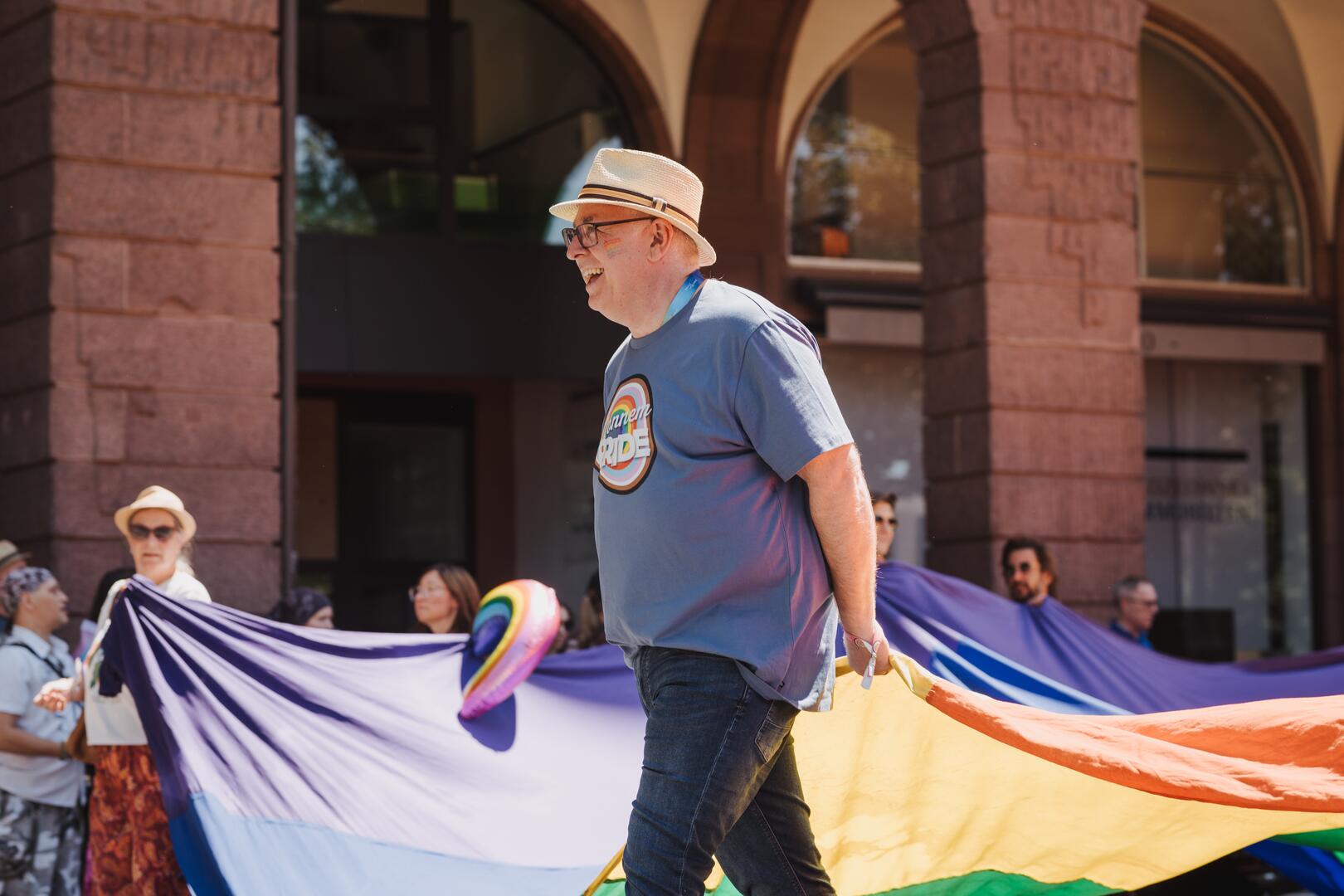 Monnem Pride 2026: Bürgermeister Dirk Grunert mit Mitarbeitenden der Stadt Mannheim