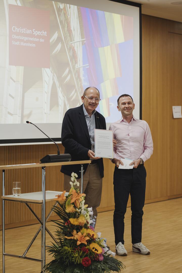 Regenbogenempfang 2026: OB Specht ehrt Robert Nessing für die Regionalgruppe Rhein-Neckar des Berufsverbands VK e. V.