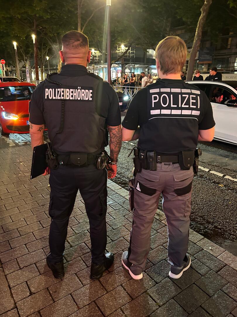 Beamten der Ermittlungsgruppe Poser des Polizeipräsidiums Mannheim führten gemeinsam mit Einsatzkräften des städtischen Ordnungsdienstes in der Mannheimer Innenstadt Kontrollen durch.