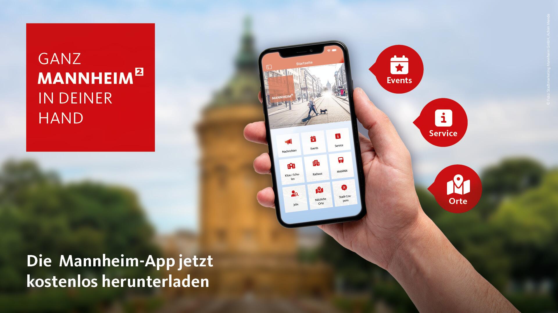 Hand mit Mannheim App im Hintergrund der Wasserturm