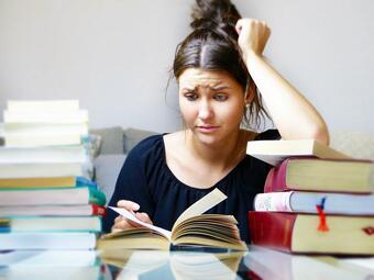 Vergrößerte Ansicht von Gestresstes Mädchen mit Büchern