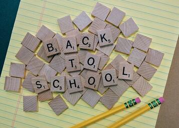 Vergrößerte Ansicht von Schriftzug Back to school gelegt mit Scrabblesteinen