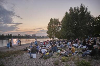 Vergrößerte Ansicht von Mobile Cinema am Wasser mit Publikum