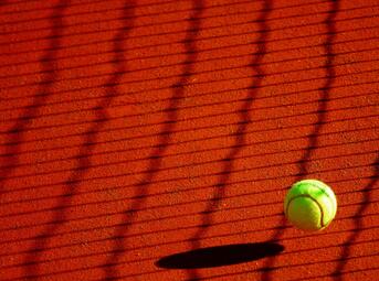 Vergrößerte Ansicht von Hüpfender Tennisball auf Ascheplatz