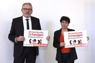 Vergrößerte Ansicht von Dr. Peter Kurz und Zahra Deilami mit dem Schild der Mitmachaktion