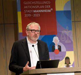 Vergrößerte Ansicht von Oberbürgermeister Dr. Peter Kurz bei seiner Rede