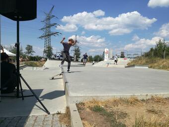 Vergrößerte Ansicht von Der Skatepark Schönau ist 2014 durch das Engagement von Kindern und Jugendlichen entstanden. Als Initiative „Skater aus Mannheim“ (SAM) setzten sie sich für den Bau eines Skateparks im Norden Mannheims ein. Kinder und Jugendliche waren bei der Auswahl des Skateparkplaners beteiligt und wirkten maßgeblich an der Planung des Skateparks mit.