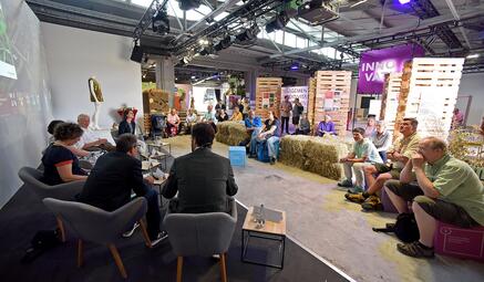 Vergrößerte Ansicht von Gäste des Podiumgesprächs "Artenschutz und Landwirtschaft - Nur gemeinsam geht's"