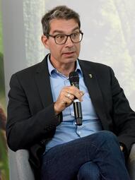 Vergrößerte Ansicht von Umweltstaatssekretär Dr. Andre Baumann zu Gast beim Podiumsgespräch 