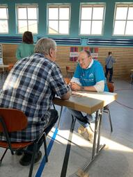 Vergrößerte Ansicht von Freiwilligentage 2024: OB Specht im Gespräch bei Schönau spricht