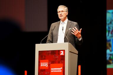 Vergrößerte Ansicht von Prof. Dr. Andreas Meyer-Lindenberg, Vorstandsvorsitzender des Zentralinstituts für Seelische Gesundheit (ZI), bei seiner Keynote