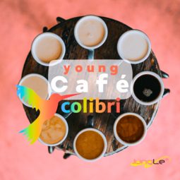 Vergrößerte Ansicht von Auf einem runden Tisch stehen Tassen nebeneinander im Kreis. Sie sind mit unterschiedlich hellem und dunklen Kaffee gefüllt. Darüber ein bunter Kolibri und der Schriftzug Young Café Colibri.Eine Fotomontage für das Young Café Colibri.Eine Fotomontage für das Young Café Colibri.