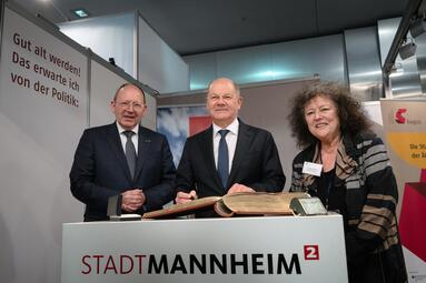 Vergrößerte Ansicht von Bundeskanzler Olaf Scholz trägt sich in das Goldene Buch ein