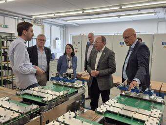 Vergrößerte Ansicht von OB Christian Specht, Wirtschaftsbürgermeister Riehle und Christiane Ram, Leiterin Wirtschaftsförderung bei GVA Leistungselektronik