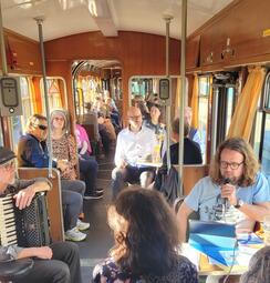 Vergrößerte Ansicht von Markus B- Altmeyer liest aus seinem Buch in der historischen Straßenbahn