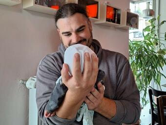 Vergrößerte Ansicht von Vater mit Baby