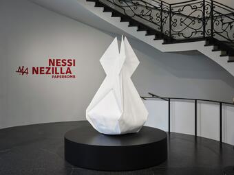 Vergrößerte Ansicht von Monument "Paperbomb" in Berlin