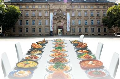 Vergrößerte Ansicht von "Tafel der Nationen" vor dem Museum Zeughaus