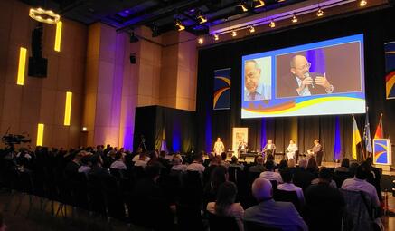 Vergrößerte Ansicht von Podium bei der Deutsch-Ukrainischen Städtepartnerschaftskonferenz 
