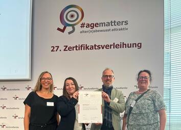 Vergrößerte Ansicht von Bürgermeister Dirk Grunert,  Monika Mieczkowska, audit Projektleitung der Stadt Mannheim, und die beiden Auditorinnen