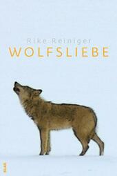 Vergrößerte Ansicht von Gelbe Schrift: "Wolfsliebe" - als Bild ist ein Wolf in einer Schneelandschaft zu sehen.