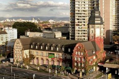 Vergrößerte Ansicht von Die Alte Feuerwache vom Riesenrad aus fotographiert.