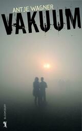 Vergrößerte Ansicht von Ein Buchcover. Große Buchstaben schreiben: "Vakuum". Das Bild zeigt eine neblige Szenerie mit Silhouetten von Jugendlichen