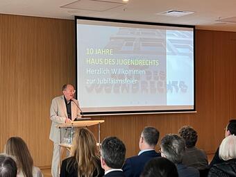 Vergrößerte Ansicht von Oberbürgermeister Christian Specht bei der Jubiläumsfeier 10 Jahre Haus des Jugendrechts in Mannheim