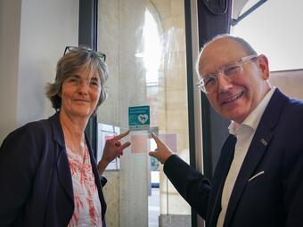 Vergrößerte Ansicht von Oberbürgermeister Christian Specht und Ursula Frenz, Beauftragte für die Belange von Menschen mit Behinderungen