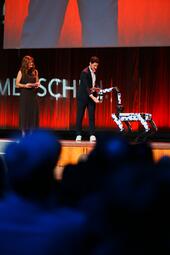 Vergrößerte Ansicht von Die Moderation des Festakts Hockey-Nationalspielerin Sonja Zimmermann und Prof. Dr.-Ing. Oliver Wasenmüller, Professor an der Fakultät für Elektrotechnik an der Technischen Hochschule Mannheim, zusammen mit Roboterhündin Grace.
