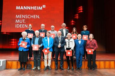 Vergrößerte Ansicht von Oberbürgermeister Christian Specht ehrte beim Neujahrsempfang ehrenamtliche Personen und Vereine.