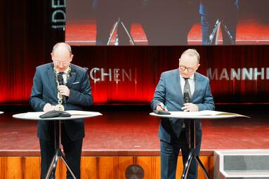 Vergrößerte Ansicht von Prof. Dr. Klaus Blettner, Oberbürgermeister der Stadt Ludwigshafen, und Oberbürgermeister Christian Specht unterzeichnen die Verträge zur Gründung der „Brückenbaugesellschaft Ludwigshafen-Mannheim“