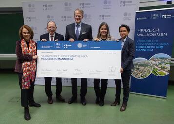 Vergrößerte Ansicht von Petra Olschowski, Ministerin für Wissenschaft, Forschung und Kunst Baden-Württemberg, Oberbürgermeister Christian Specht, Prof. Dr. Hanns-Peter Knaebel, Vorstandsvorsitzender Universitätsklinikum Heidelberg, Prof. Dr. Frauke Melchior, Rektorin Ruprecht-Karls-Universität Heidelberg, Sandra Henek, Kaufmännische Geschäftsführerin Universitätsklinikum Mannheim und (v.l.)