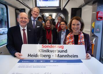 Vergrößerte Ansicht von Oberbürgermeister Christian Specht, Prof. Dr. Hanns-Peter Knaebel, Vorstandsvorsitzender Universitätsklinikum Heidelberg, Prof. Dr. Frauke Melchior, Rektorin Ruprecht-Karls-Universität Heidelberg, Sandra Henek, Kaufmännische Geschäftsführerin Universitätsklinikum Mannheim und Petra Olschowski, Ministerin für Wissenschaft, Forschung und Kunst Baden-Württemberg (v.l.)