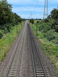 Vergrößerte Ansicht von Schienenstrecke im Grünen