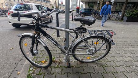 Vergrößerte Ansicht von Dieses aufgegebene Fahrrad erfüllt folgnde Indizien: Platten, Sattel kaputt, behindert Verkehr