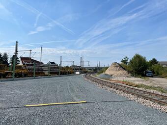 Vergrößerte Ansicht von Baustelle Bahn: Links die zu verlegenden Schienen