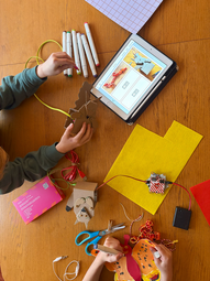 Vergrößerte Ansicht von Kinder basteln mit klassischen sowie digitalen Materialien und Tools.