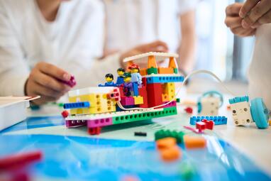 Vergrößerte Ansicht von Kinder bauen aus Bausteinen Roboter