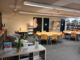 Vergrößerte Ansicht von Tischgruppen in der Bibliothek