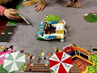 Vergrößerte Ansicht von Kinder bauen Lego Roboter